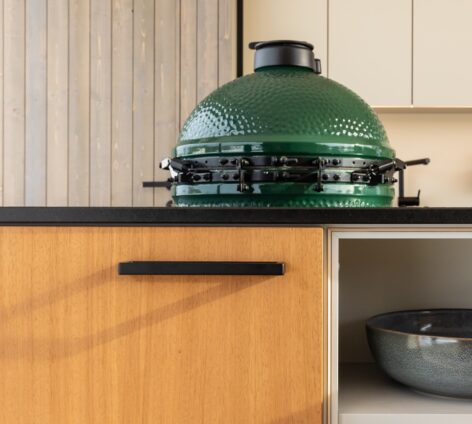 Green Egg Griller eingebaut in Outdoorküche, Outdoormöbel